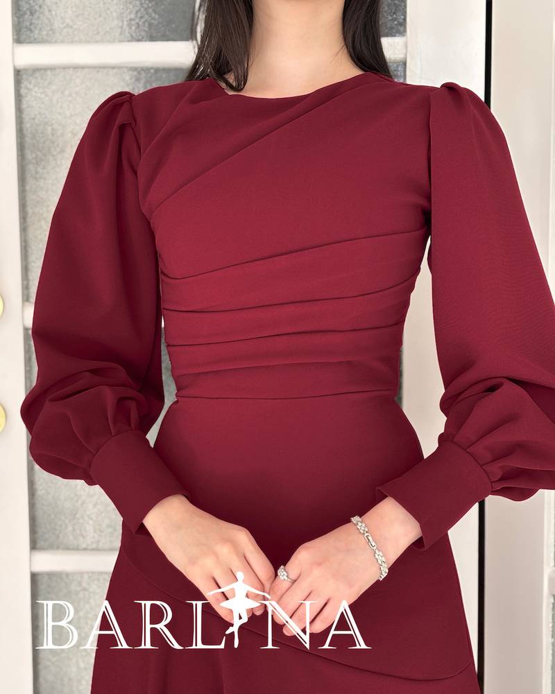 Burgundy dress with delicate details at the waist