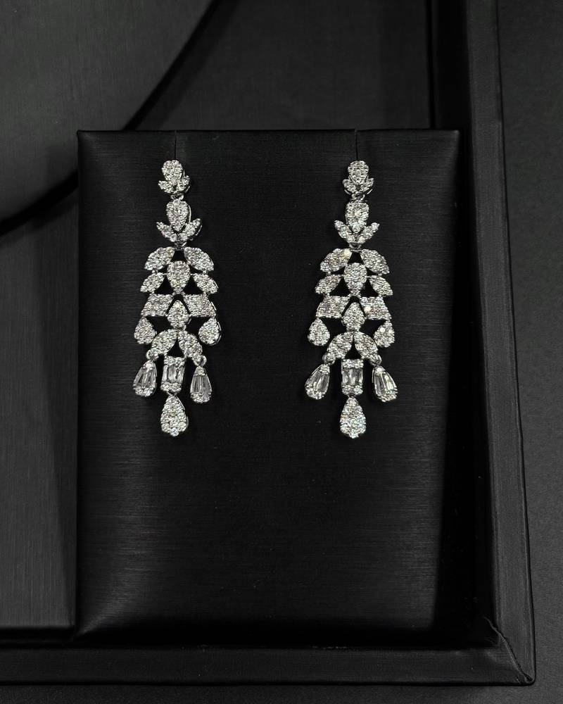 Royal accessory set with a glittery leaf design