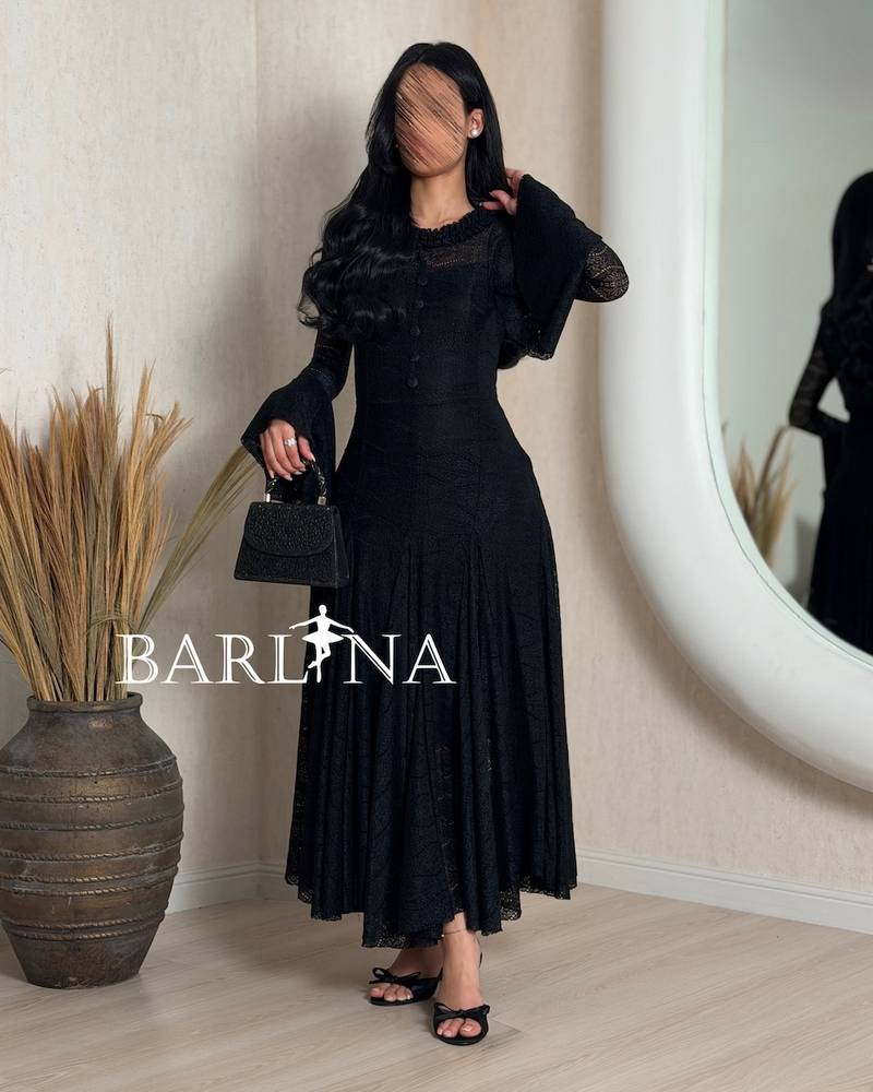 Feminine lace midi dress with a wide design