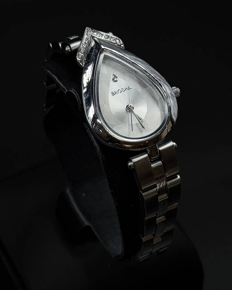 Women's watch with a teardrop-shaped bezel