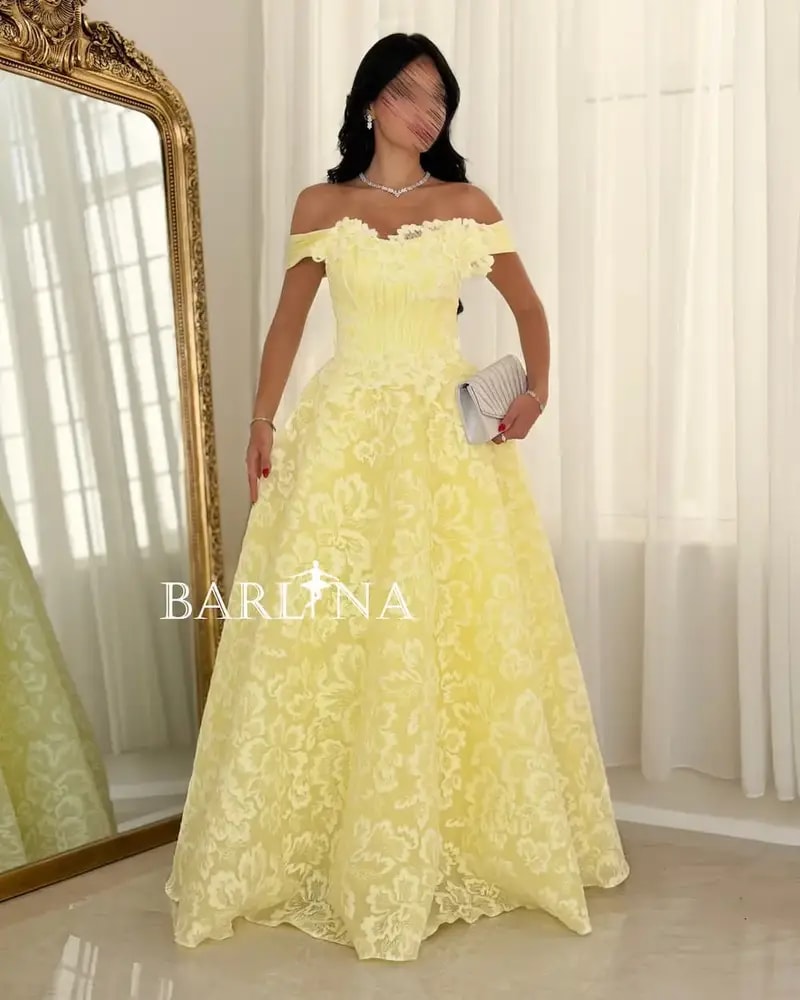 Yellow evening dress embroidered with elegant lace