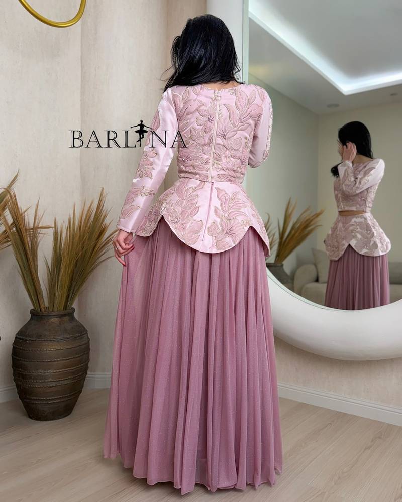 Two-piece floral set with embroidered patterns