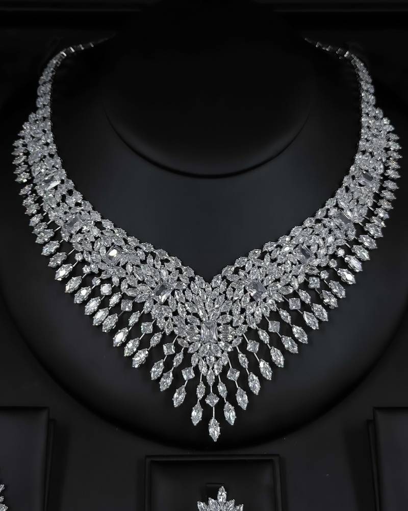 Luxury necklace set with sparkling stones