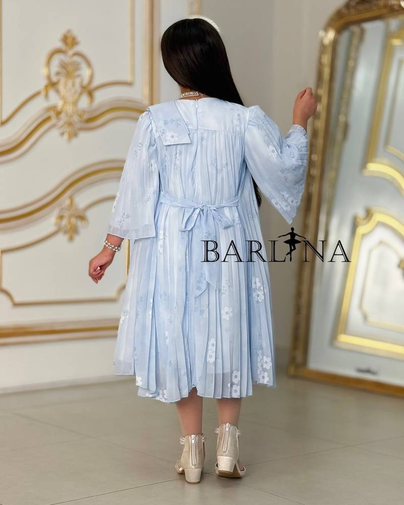 Girls' dress with pleats and a bow on the shoulder