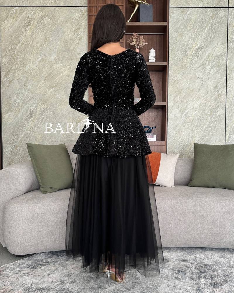 فستان أسود بأكمام طويلة وبقصة البيبلوم