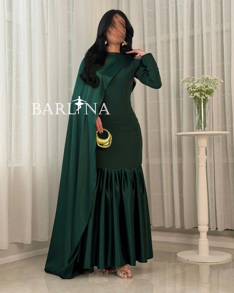 Dark green dress with an elegant cut and side train