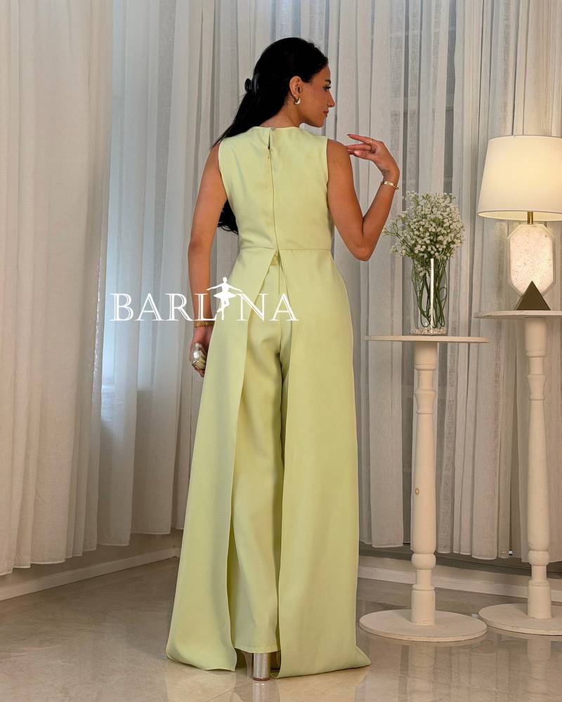Apple-colored jumpsuit with elegant details at the waist