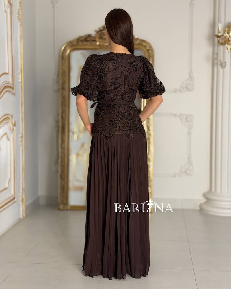 Brown embroidered dress with puffed sleeves and pleated hem
