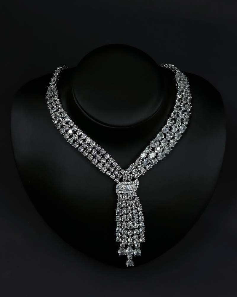 Evening accessory set with a dangling knot design