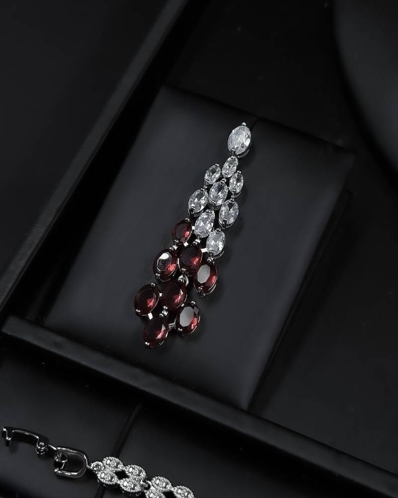 Royal accessory set with luxurious red details