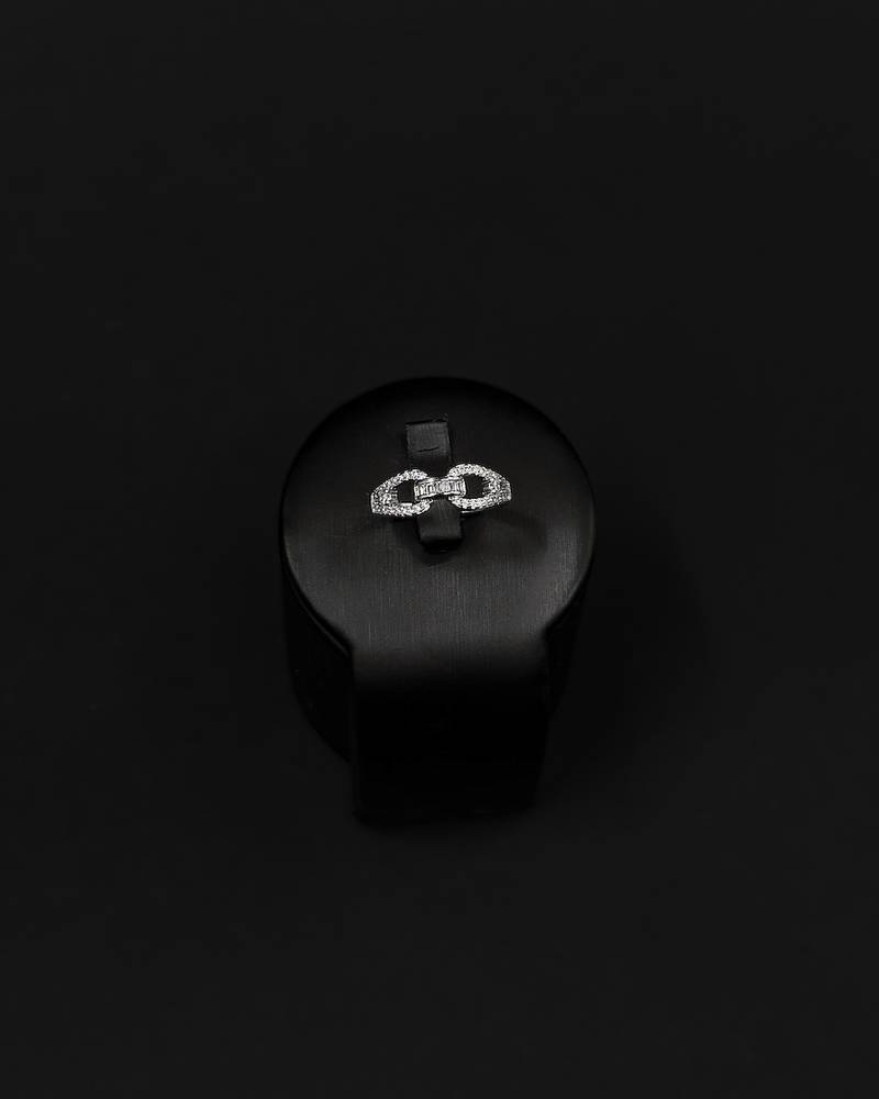 Bracelet and ring with a connected links design