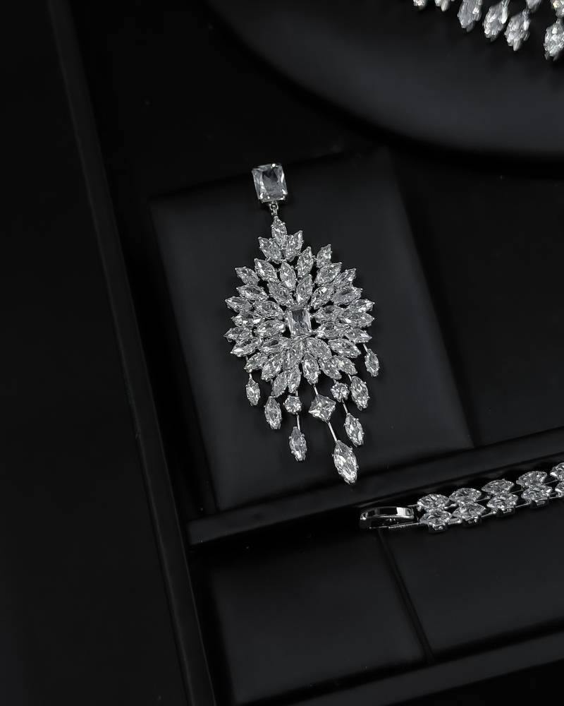 Luxury necklace set with sparkling stones