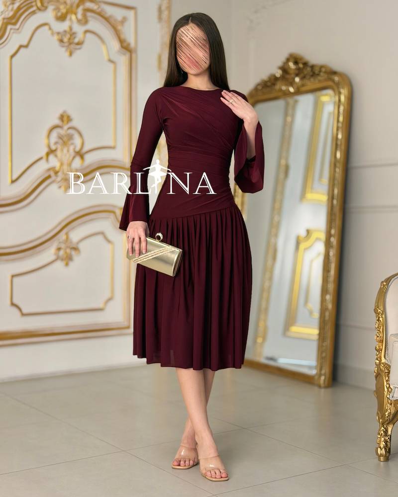 Elegant midi dress with a gathered neckline