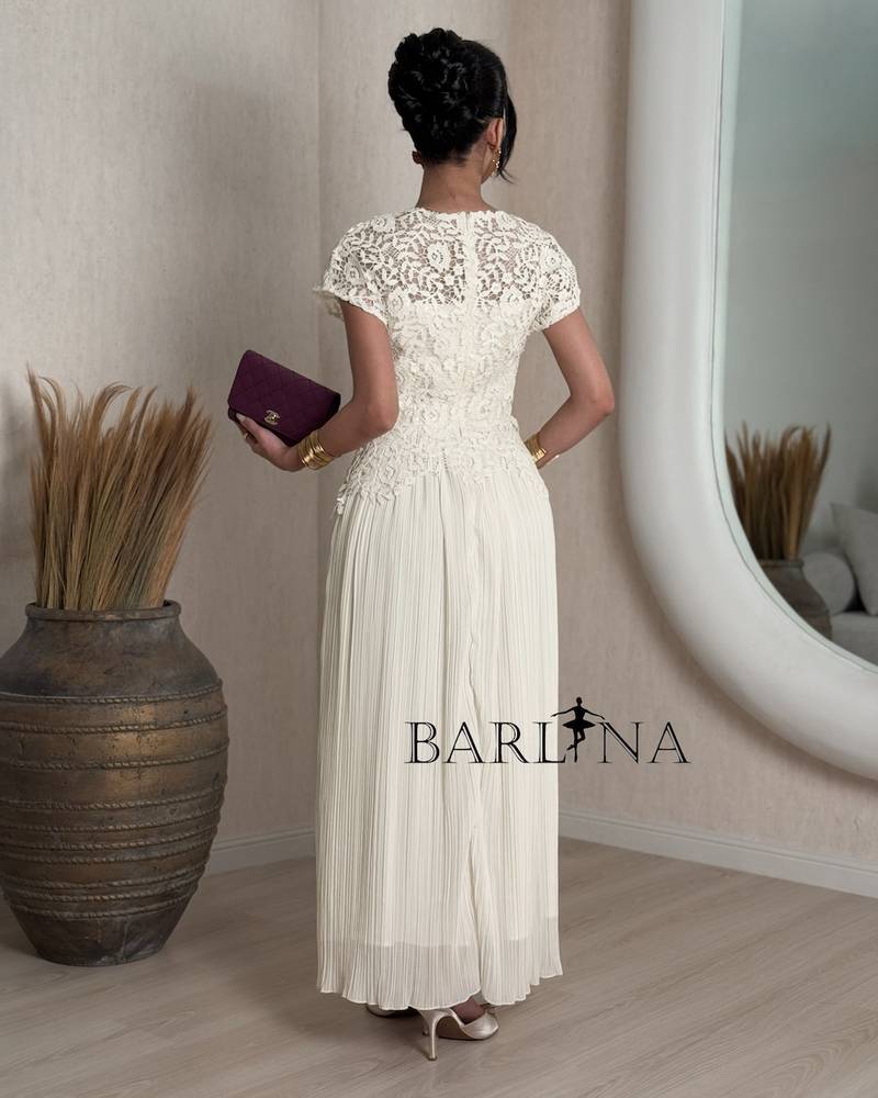 Soft pleated lace dress with short sleeves