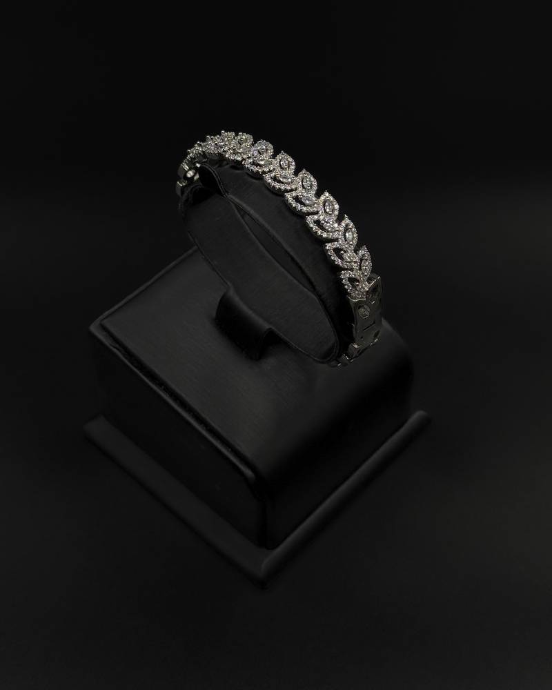 سوار وخاتم بتصميم متطابق على شكل اوراق