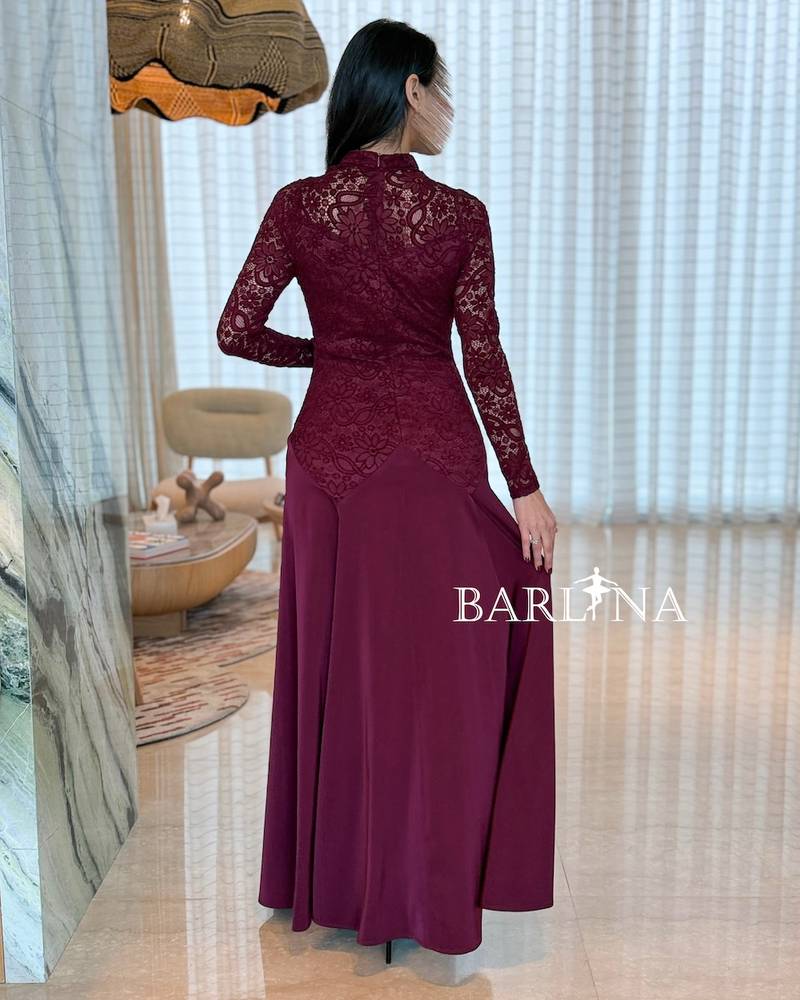 Long burgundy dress with a high lace collar