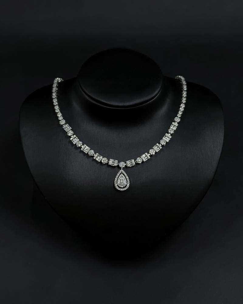 Accessory set with a delicate central pendant