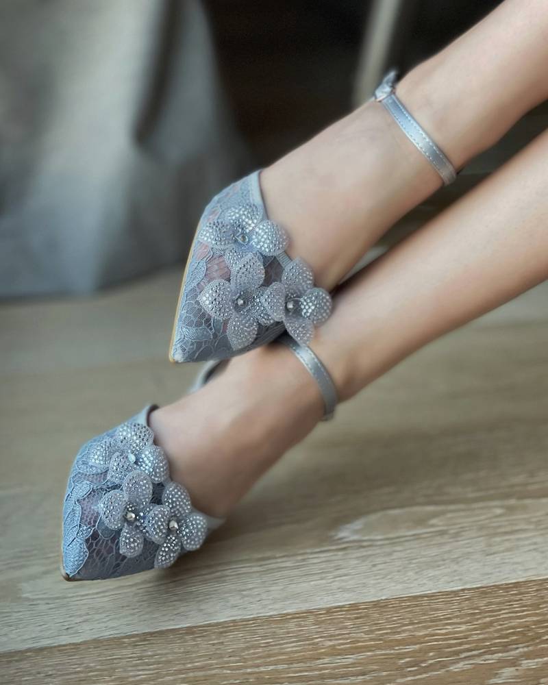Lace heel adorned with 3D flowers