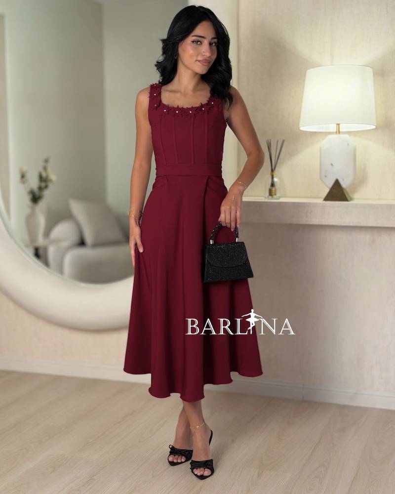 Midi dress with rose embroidery on the collar
