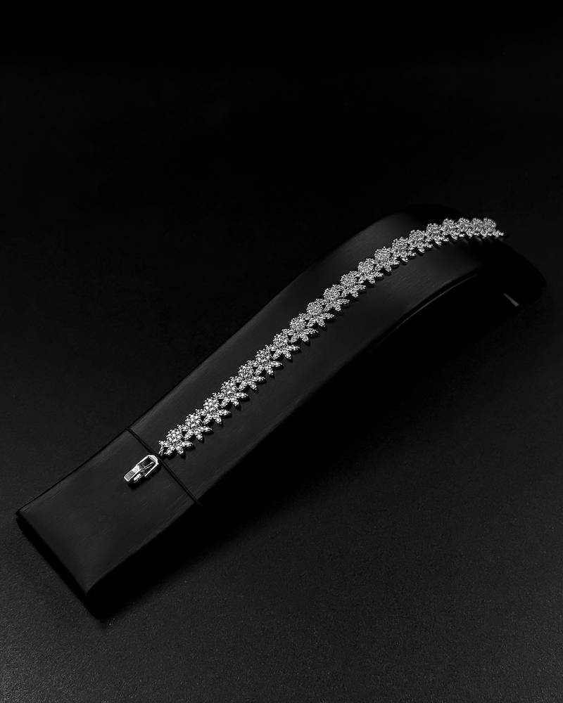Elegant accessory set with an interlocking design