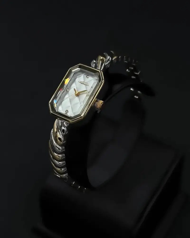 Women's watch with a geometric design and metal bracelet