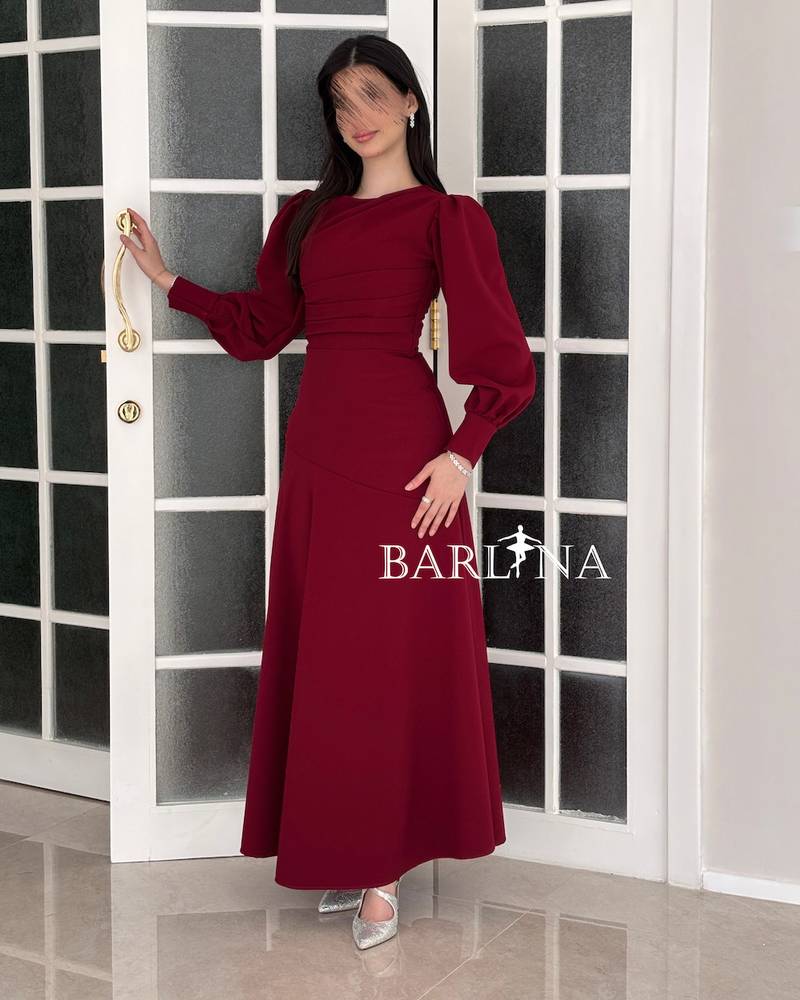 Burgundy dress with delicate details at the waist