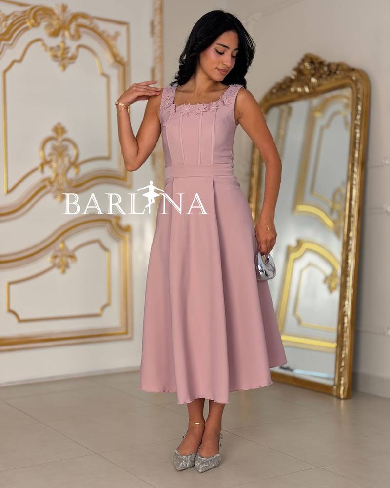 Midi dress with rose embroidery on the collar