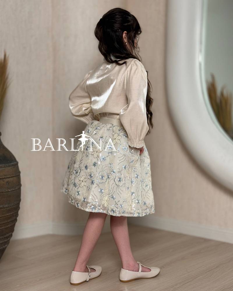 Girls' outfit with embroidered skirt and embellished collar
