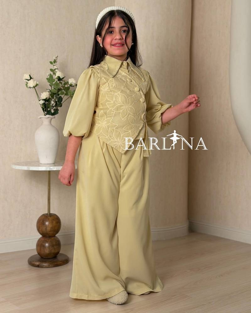 Girls' outfit with wide-leg pants and embroidered vest