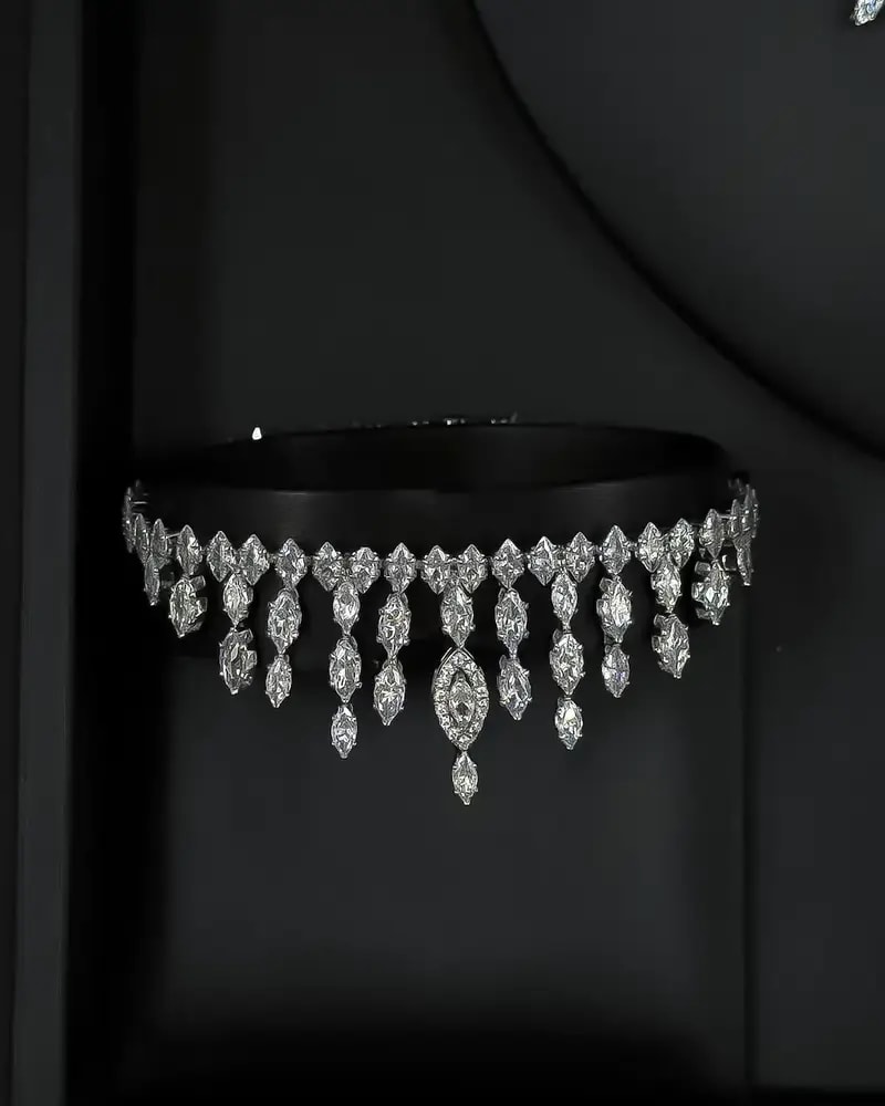 Luxury accessory set with a dangling leaf design