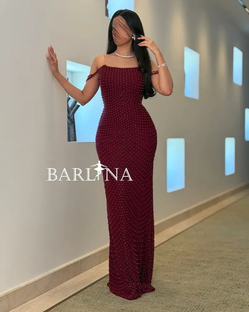 فستان عنابي ماكسي بتصميم أنيق