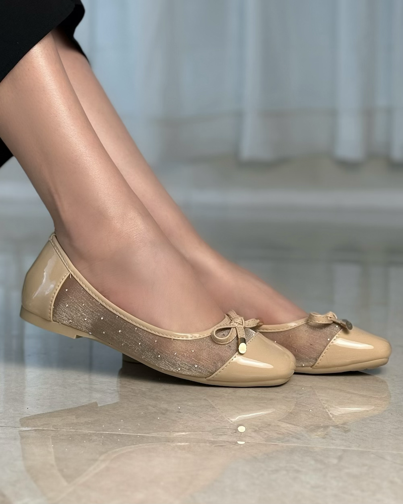 Elegant women's shoes with a bow and subtle sparkle