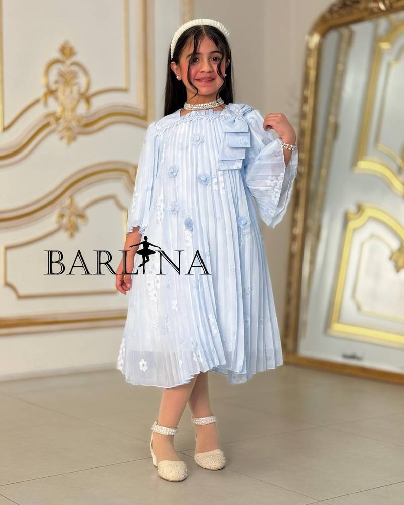 Girls' dress with pleats and a bow on the shoulder