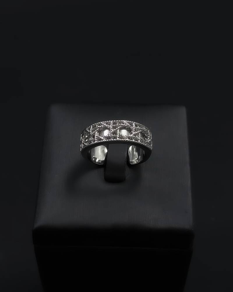 Bracelet and ring set with elegant and modern designs