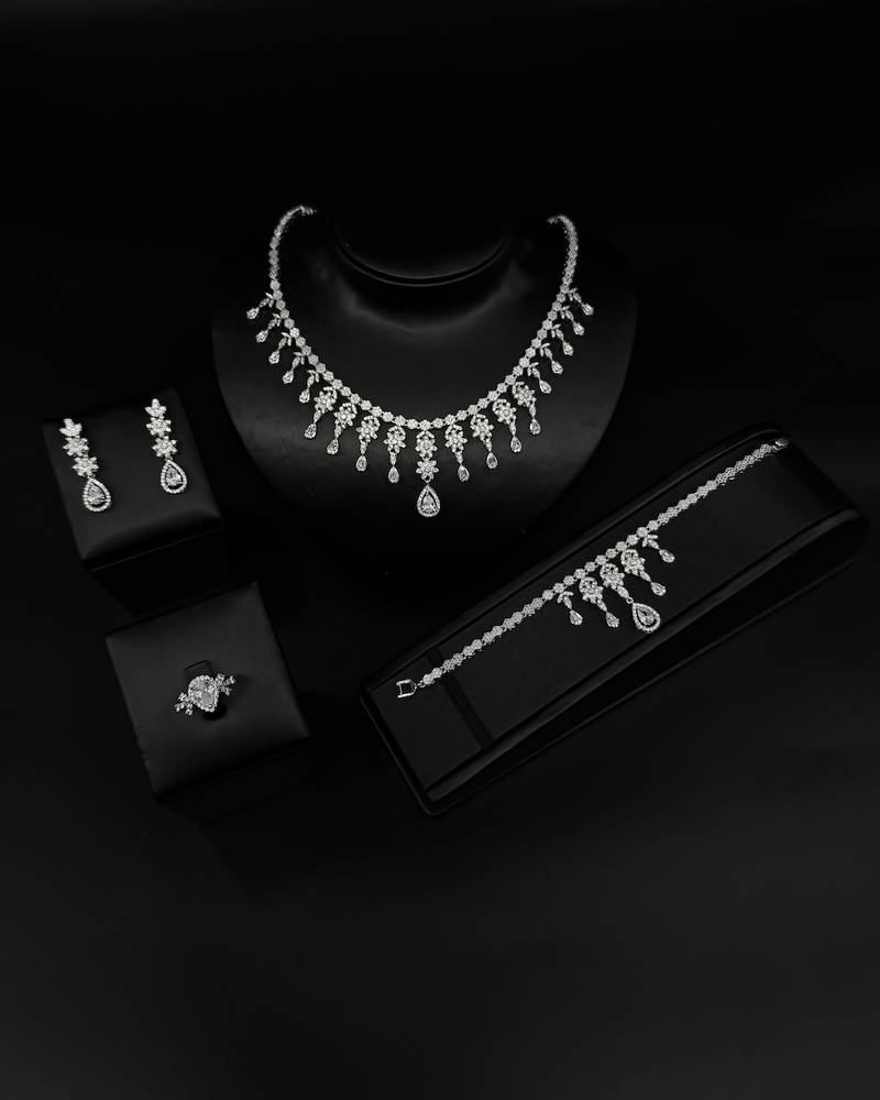 Luxurious accessory set with teardrop-shaped details