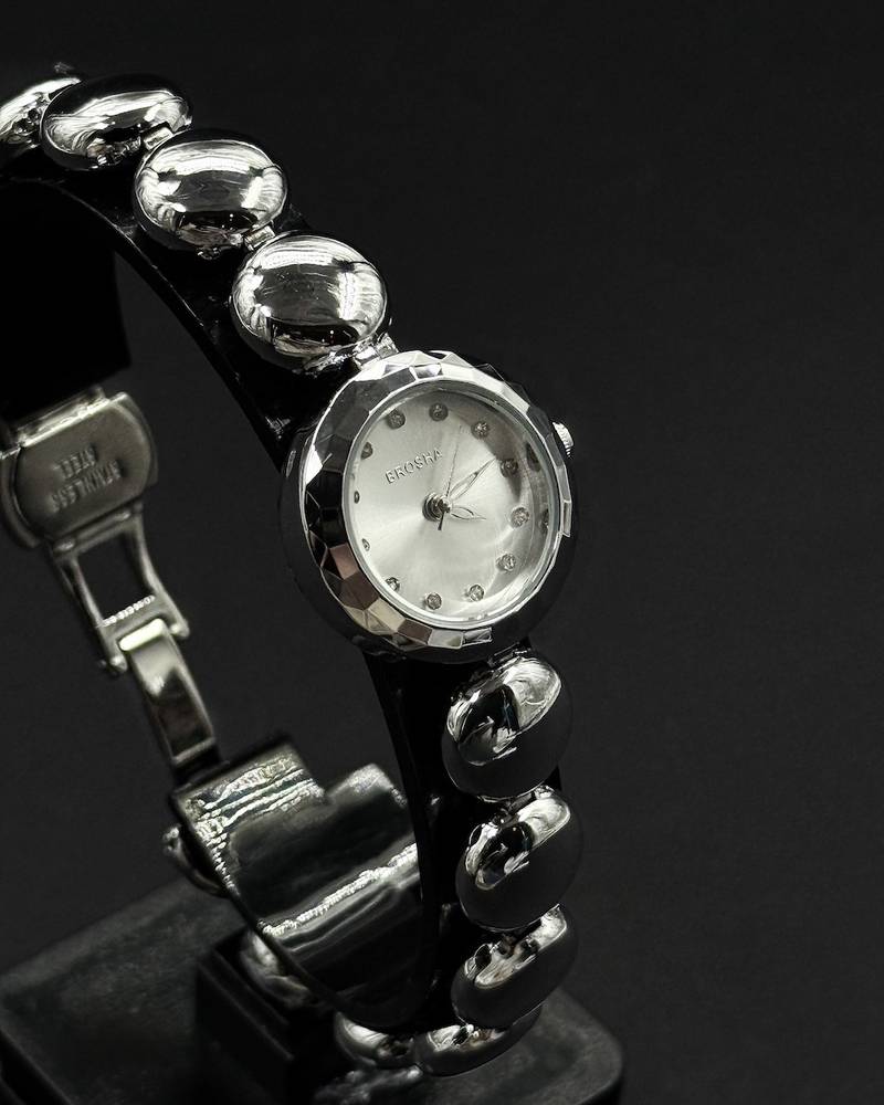 An elegant wristwatch with an oval gemstone design