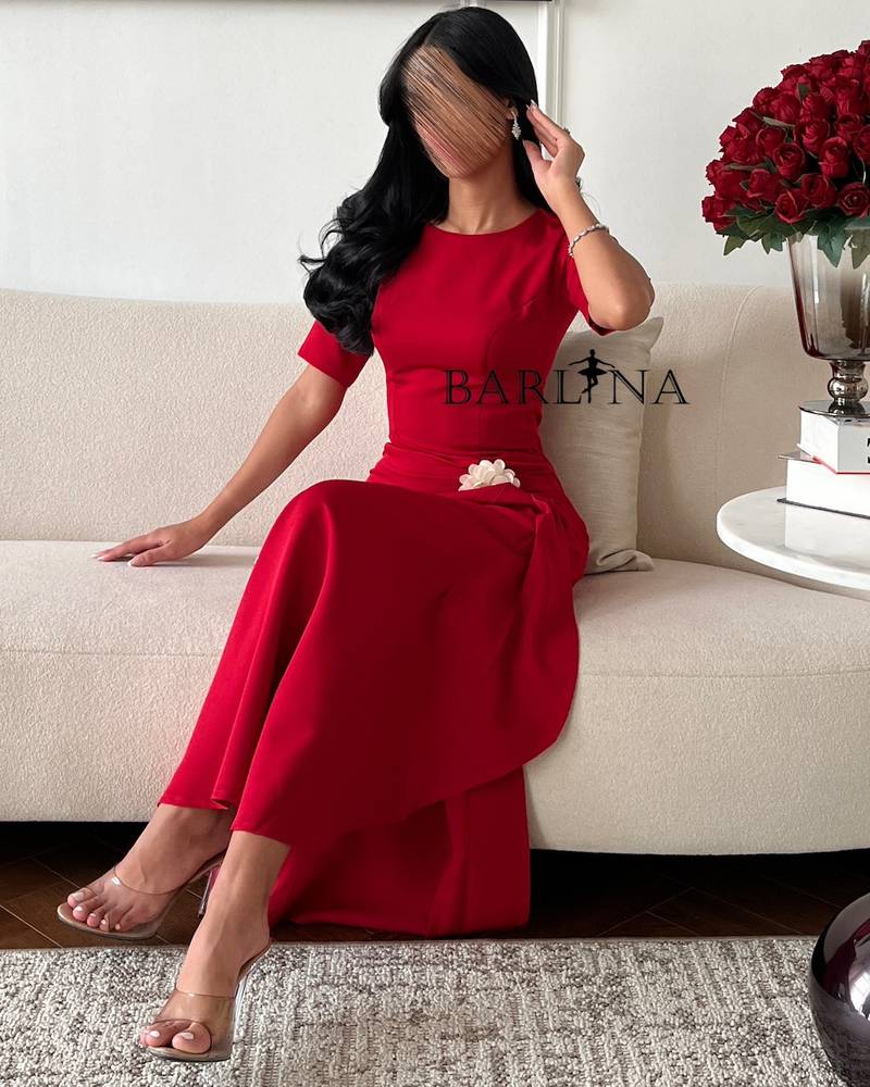 فستان درابيه أحمر مع زهرة بيضاء