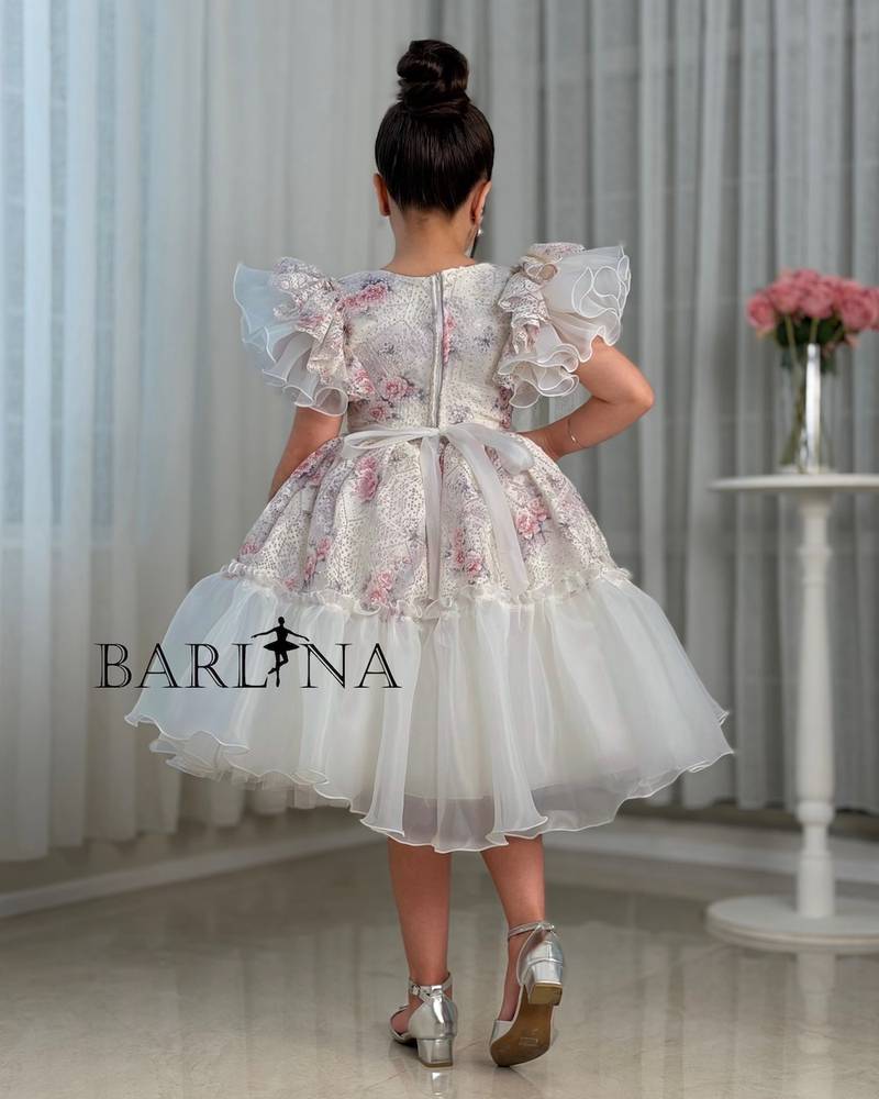 Off-white girls' dress with ruffled sleeves