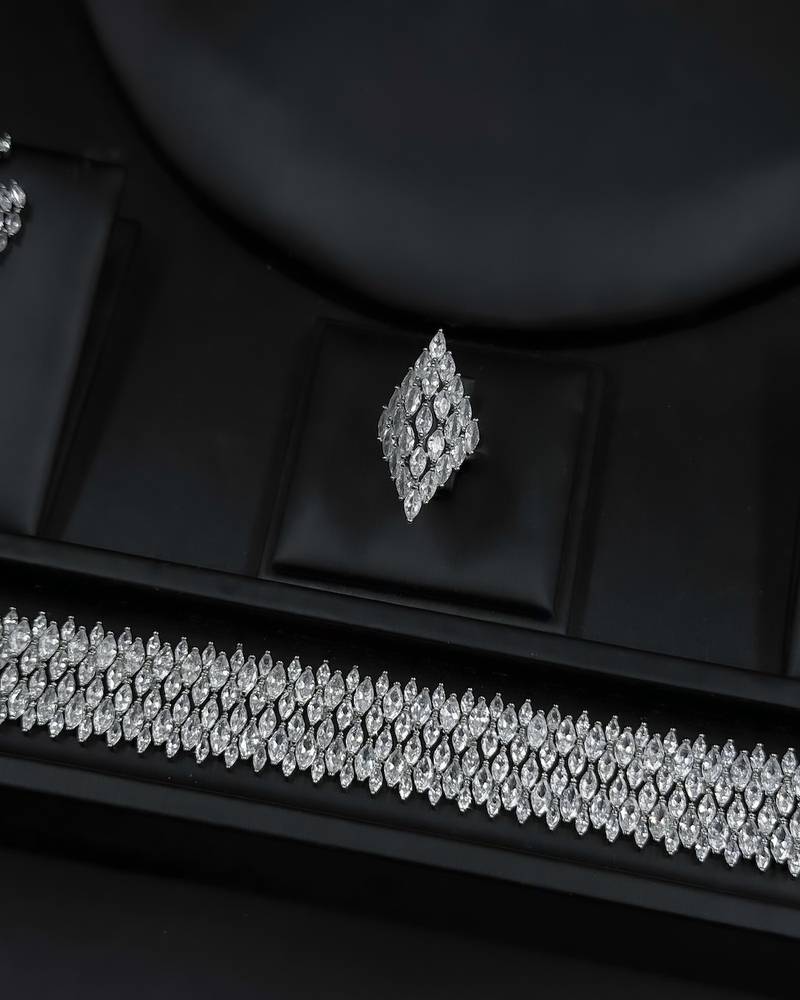 Wide accessory set with closely packed stones