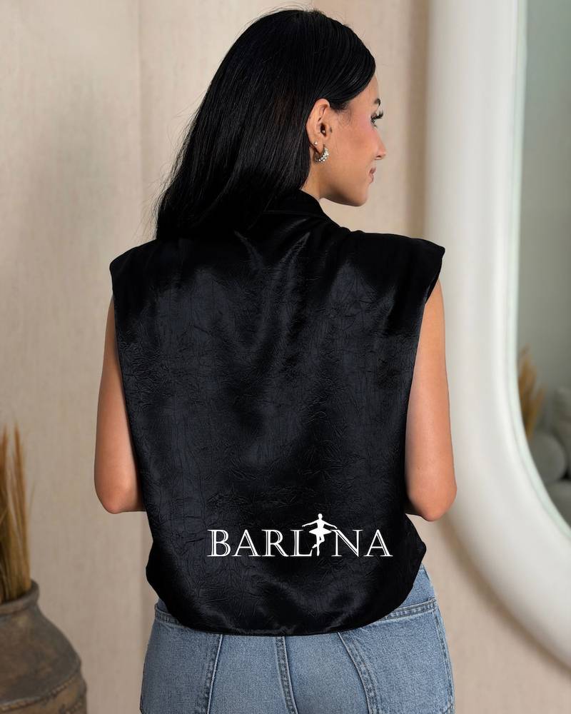 Elegant sleeveless blouse in a shiny color