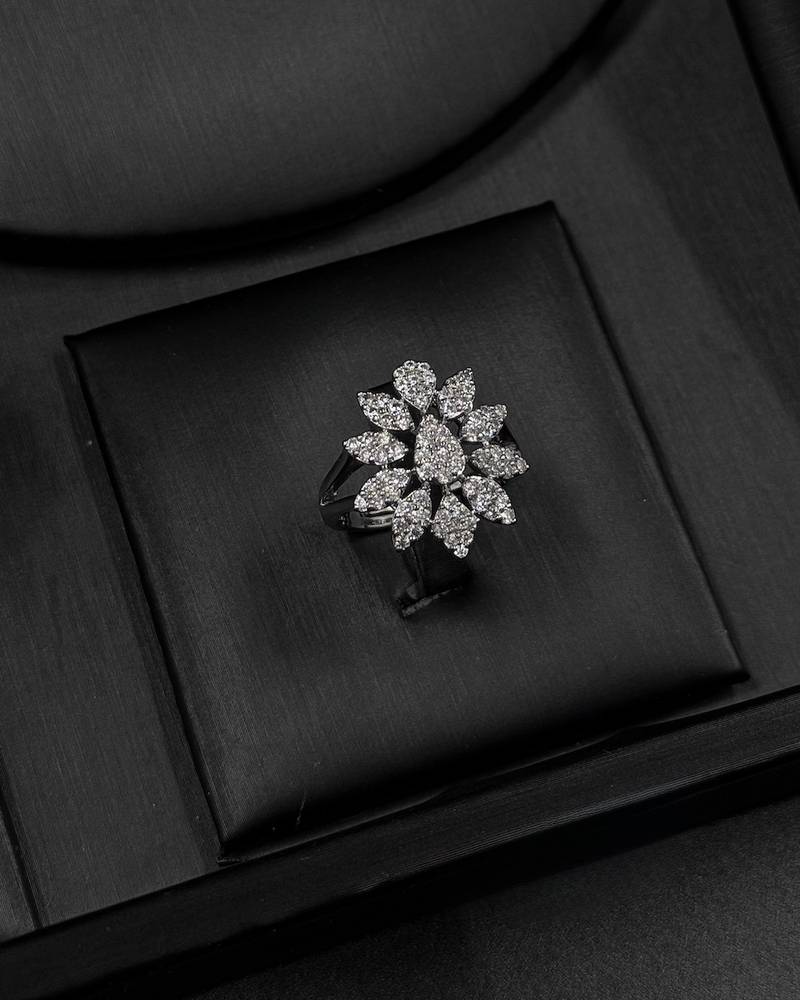 Royal accessory set with a glittery leaf design