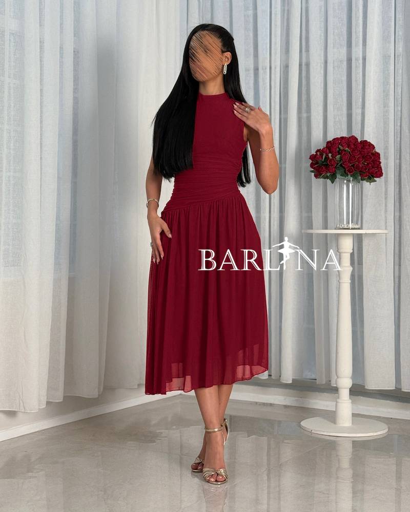 Soft red dress with pleats at the waist