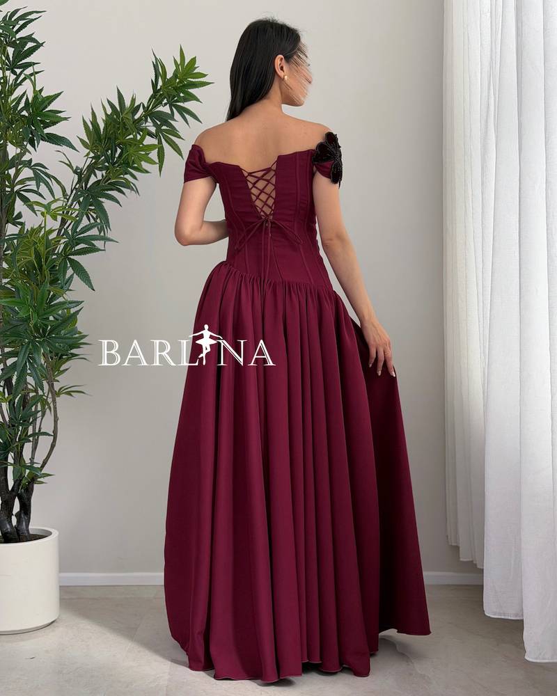 Elegant burgundy dress with black side embroidery