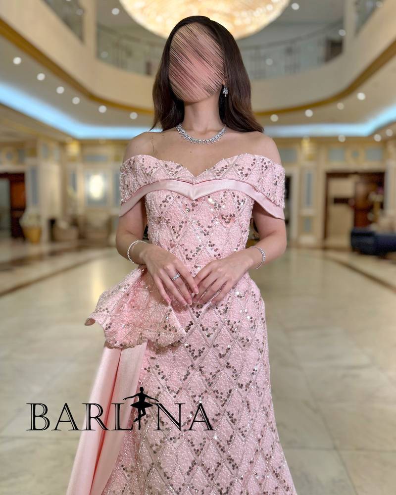 Pink dress with luxurious details and shiny embroidery