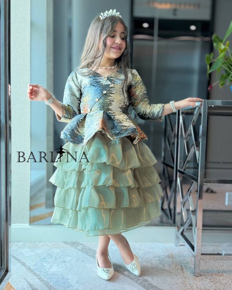 Light green girls' dress with an artistic pattern