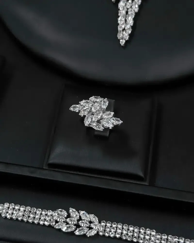 Accessory set in the shape of interlocking leaves