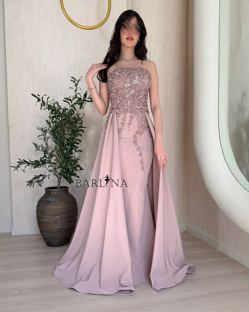 Elegant pink evening dress with delicate embroidery