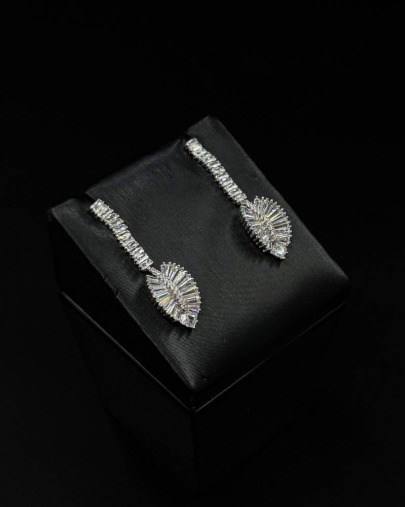 A simple and elegant accessory set