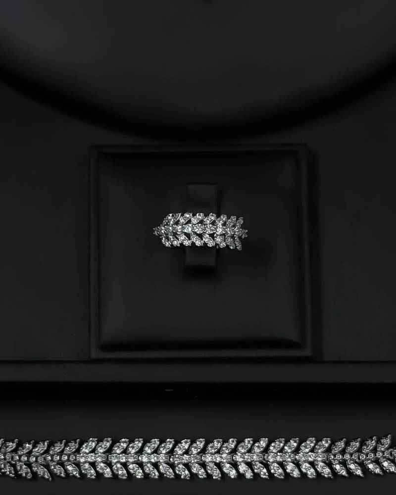 Luxury accessory set with a studded leaf design