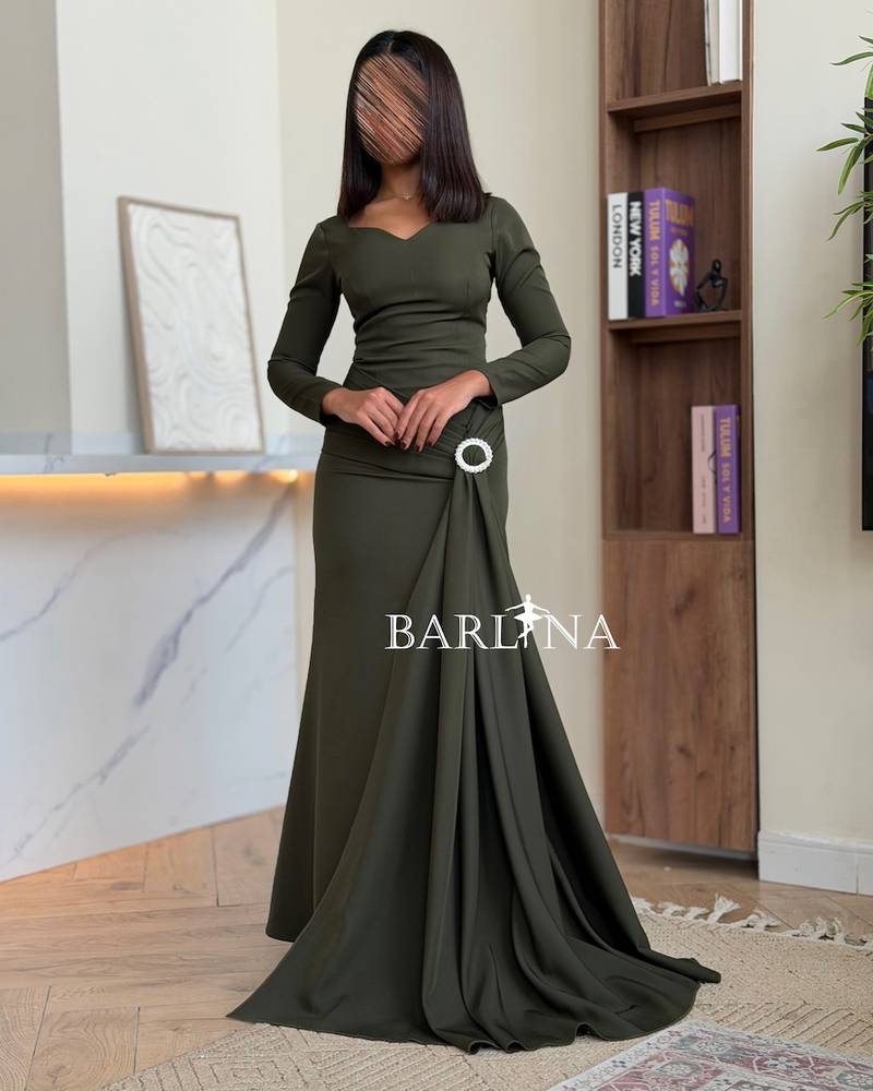 Olive dress with a tail decorated with a pearl ring